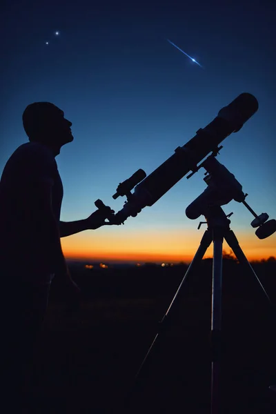 Силуэт Человека Телескопа Сельской Местности Звездным Небом — стоковое фото