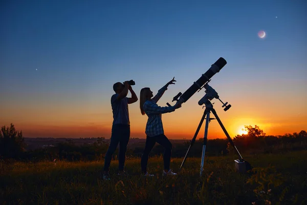 Пара Звёзд Смотрящих Вместе Астрономическим Телескопом — стоковое фото