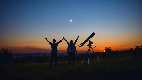 Ett Par Stjärnkikare Tillsammans Med Ett Astronomiskt Teleskop — Stockfoto