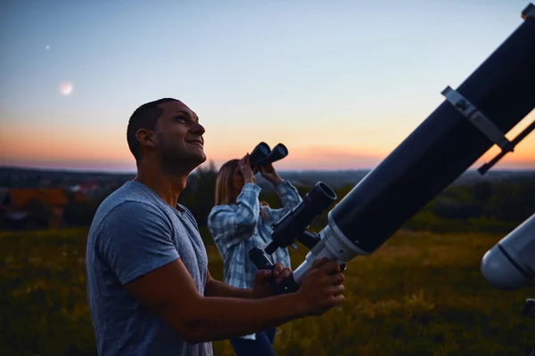 Par Estrellas Mirando Junto Con Telescopio Astronómico —  Fotos de Stock