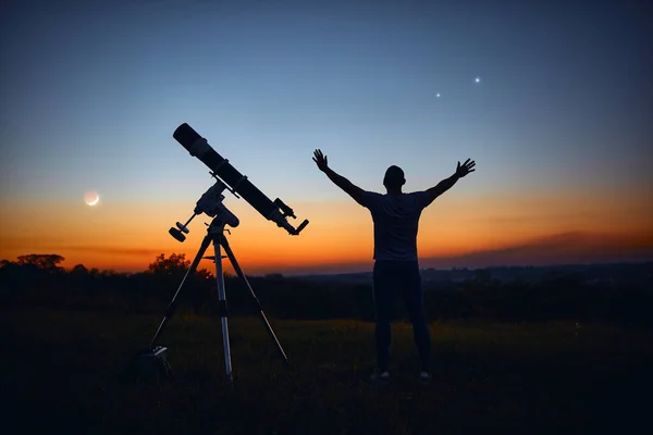 Silhouette Eines Mannes Teleskop Und Landschaft Unter Dem Sternenhimmel — Stockfoto