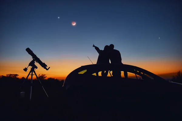Couple Stargazing Together Astronomical Telescope — Stock Photo, Image