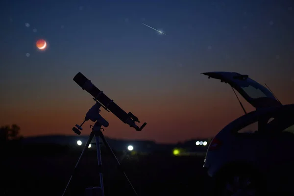Egy Autó Sziluettje Teleszkóp Vidék Csillagos Alatt — Stock Fotó