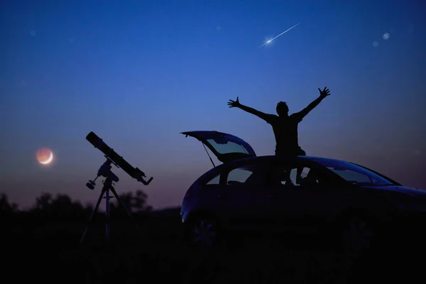 Silhouette Eines Mannes Teleskop Und Landschaft Unter Dem Sternenhimmel — Stockfoto