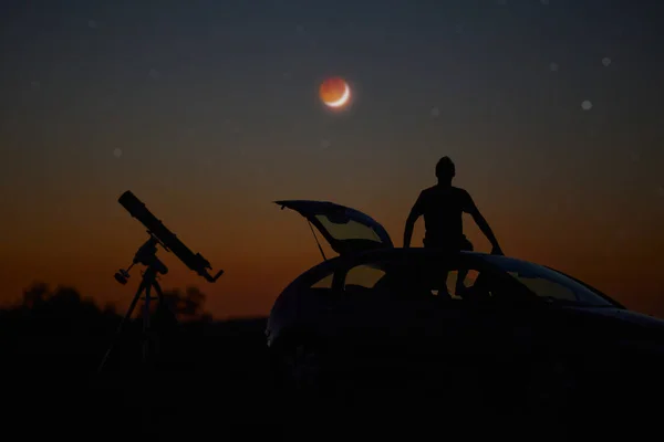 Silhueta Homem Telescópio Campo Sob Céus Estrelados — Fotografia de Stock