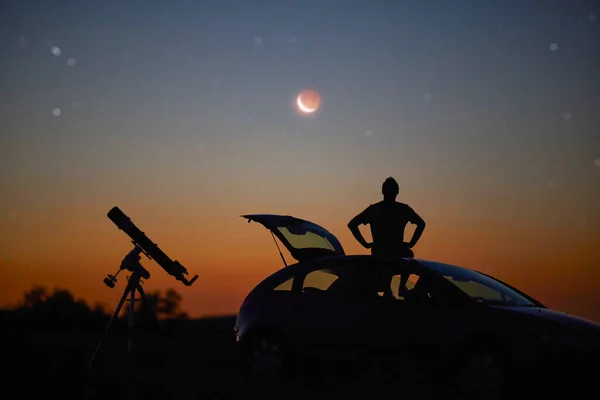 Egy Férfi Sziluettje Teleszkóp Vidék Csillagos Alatt — Stock Fotó