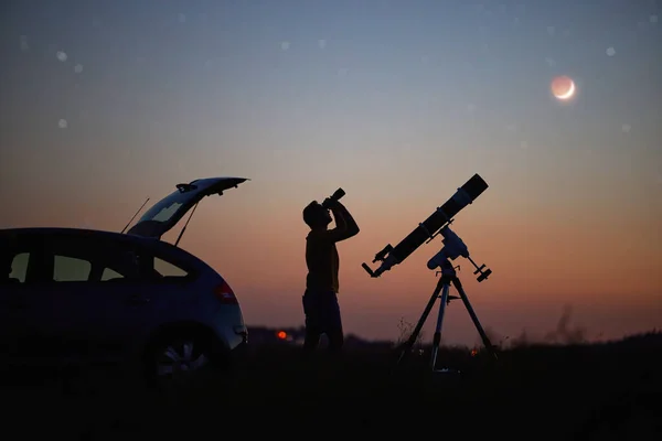 Silhueta Homem Carro Telescópio Campo Sob Céus Estrelados — Fotografia de Stock