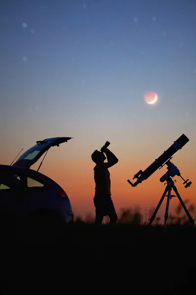 Bir Adamın Silueti Araba Teleskop Kırsal Alanda Yıldızlı Gökyüzünün Altında — Stok fotoğraf