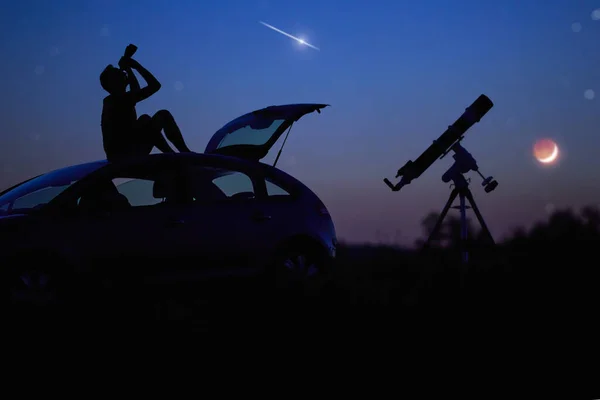 Silueta Hombre Coche Telescopio Campo Bajo Cielo Estrellado —  Fotos de Stock