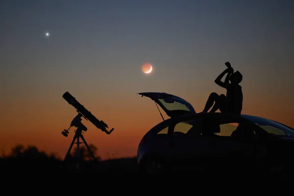 Silhueta Homem Carro Telescópio Campo Sob Céus Estrelados — Fotografia de Stock