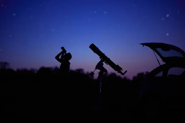 Silhouette Uomo Auto Telescopio Campagna Sotto Cieli Stellati — Foto Stock