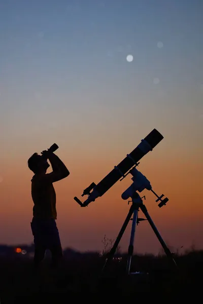 Silhouette Uomo Telescopio Campagna Sotto Cieli Stellati — Foto Stock