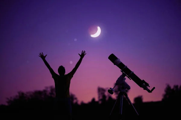 Silhuett Man Teleskop Och Landsbygd Stjärnhimlen Med Unga Moon — Stockfoto
