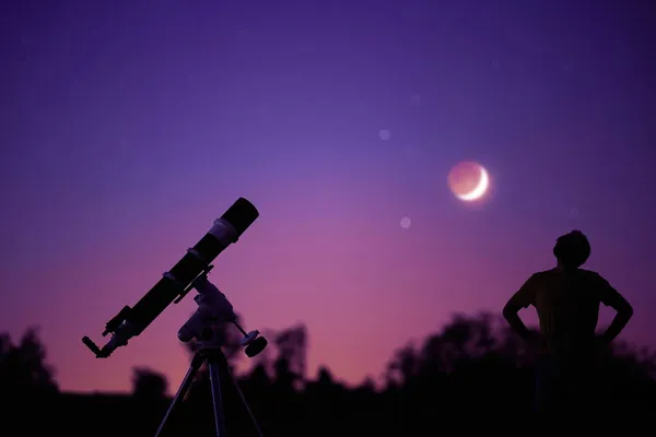 Silhueta Homem Telescópio Campo Sob Céus Estrelados Com Jovem Lua — Fotografia de Stock