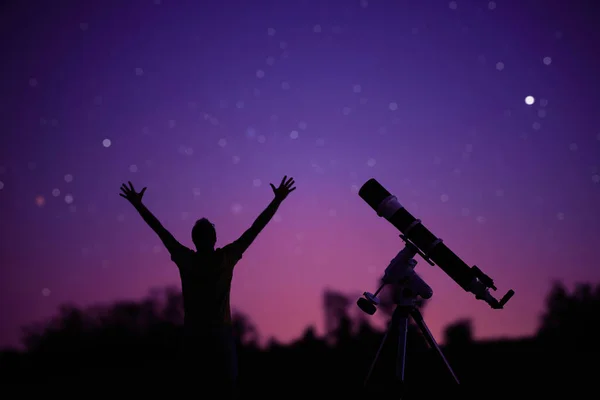 Silhouette Eines Mannes Teleskop Und Landschaft Unter Dem Sternenhimmel — Stockfoto