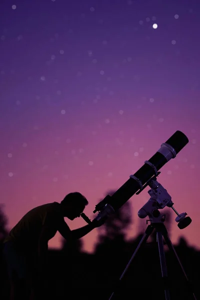 Silhouette Uomo Telescopio Campagna Sotto Cieli Stellati — Foto Stock