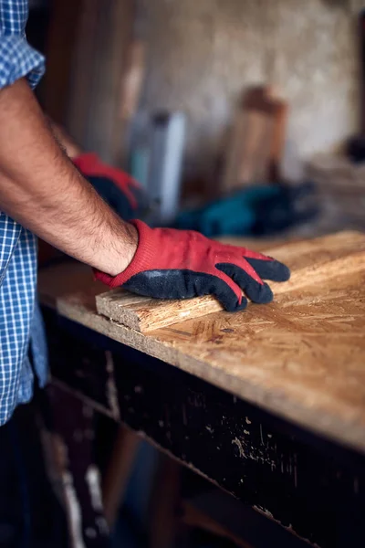 Uomo Che Assembla Mobili Fissa Concetto Hobby — Foto Stock