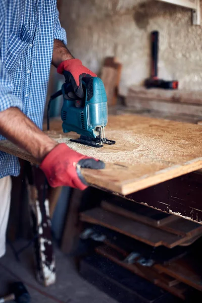 Hombre Montando Muebles Fijándolo Concepto Hobby — Foto de Stock