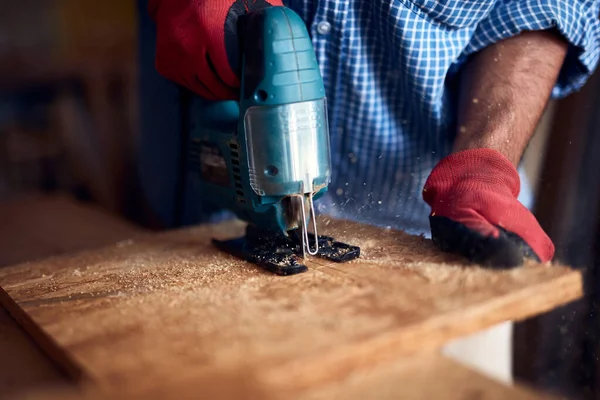 Hombre Montando Muebles Fijándolo Concepto Hobby — Foto de Stock