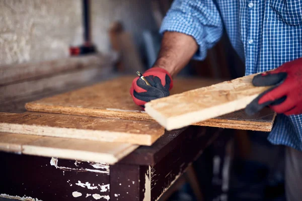 Hombre Montando Muebles Fijándolo Concepto Hobby — Foto de Stock