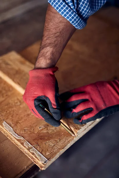 Hombre Montando Muebles Fijándolo Concepto Hobby — Foto de Stock