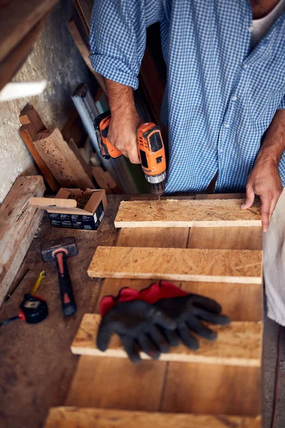 Hombre Montando Muebles Fijándolo Concepto Hobby — Foto de Stock