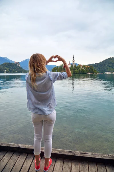 Kalp şeklinde bir kadın dışarıda bekliyor..