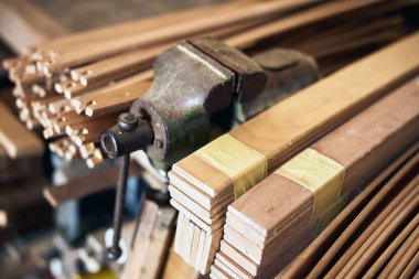 Tamircinin muhtelif ahşap eşyaları ve mobilya tamiri için aletleri..