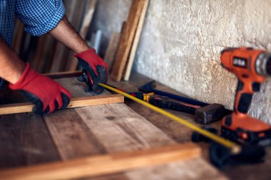 İnsan mobilya montajı ve tamir - hobi konsepti.