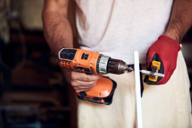 İnsan mobilya montajı ve tamir - hobi konsepti.