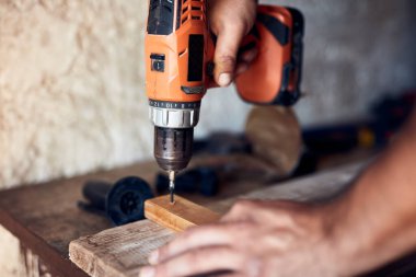 İnsan mobilya montajı ve tamir - hobi konsepti.