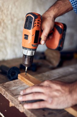 İnsan mobilya montajı ve tamir - hobi konsepti.