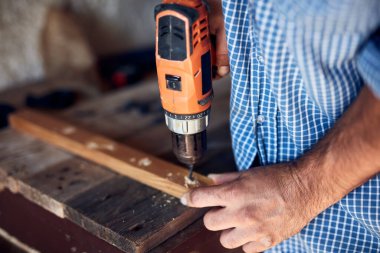 İnsan mobilya montajı ve tamir - hobi konsepti.