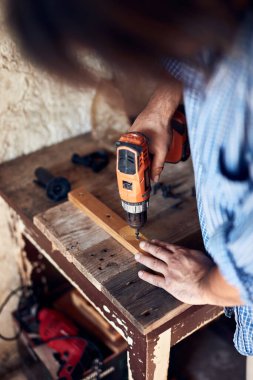 İnsan mobilya montajı ve tamir - hobi konsepti.