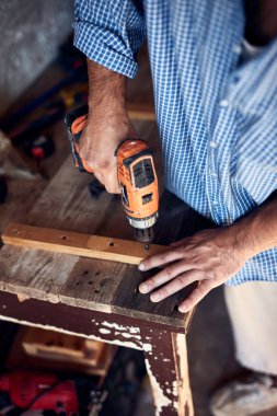 İnsan mobilya montajı ve tamir - hobi konsepti.