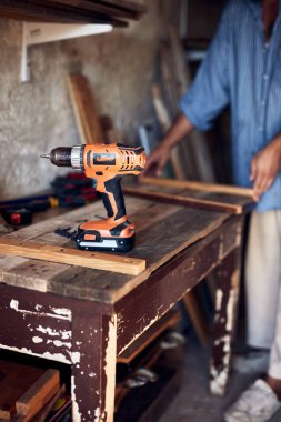 İnsan mobilya montajı ve tamir - hobi konsepti.