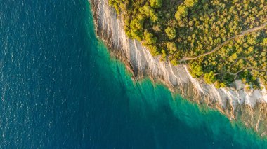 Yaz mevsiminde Adriyatik deniz manzarasının yüksek hava aracı görüntüsü.