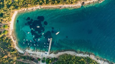 Yaz mevsiminde Adriyatik deniz manzarasının yüksek hava aracı görüntüsü.