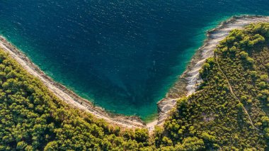 Yaz mevsiminde Adriyatik deniz manzarasının yüksek hava aracı görüntüsü.