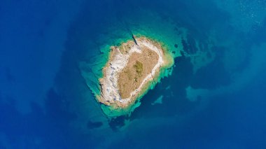 Yaz mevsiminde Adriyatik deniz manzarasının yüksek hava aracı görüntüsü.