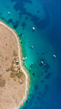 Yaz mevsiminde Adriyatik deniz manzarasının yüksek hava aracı görüntüsü.