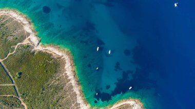 Yaz mevsiminde Adriyatik deniz manzarasının yüksek hava aracı görüntüsü.