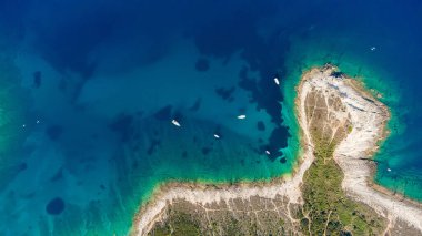 Yaz mevsiminde Adriyatik deniz manzarasının yüksek hava aracı görüntüsü.