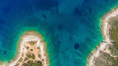 Yaz mevsiminde Adriyatik deniz manzarasının yüksek hava aracı görüntüsü.