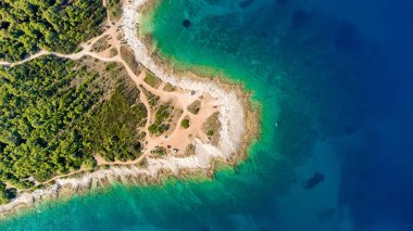 Yaz mevsiminde Adriyatik deniz manzarasının yüksek hava aracı görüntüsü.