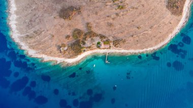 Yaz mevsiminde Adriyatik deniz manzarasının yüksek hava aracı görüntüsü.