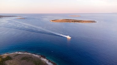 Mavi okyanus sularındaki bir teknenin insansız hava görüntüsü..
