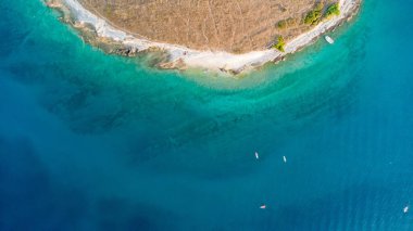Yaz mevsiminde Adriyatik deniz manzarasının yüksek hava aracı görüntüsü.
