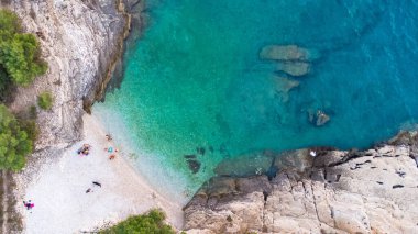 Yaz mevsiminde Adriyatik deniz manzarasının yüksek hava aracı görüntüsü.