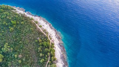 Yaz mevsiminde Adriyatik deniz manzarasının yüksek hava aracı görüntüsü.